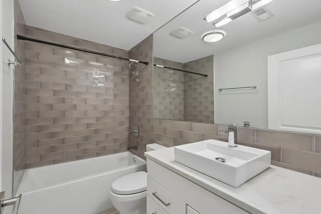 6157 North Kenmore Avenue Chicago IL 60660