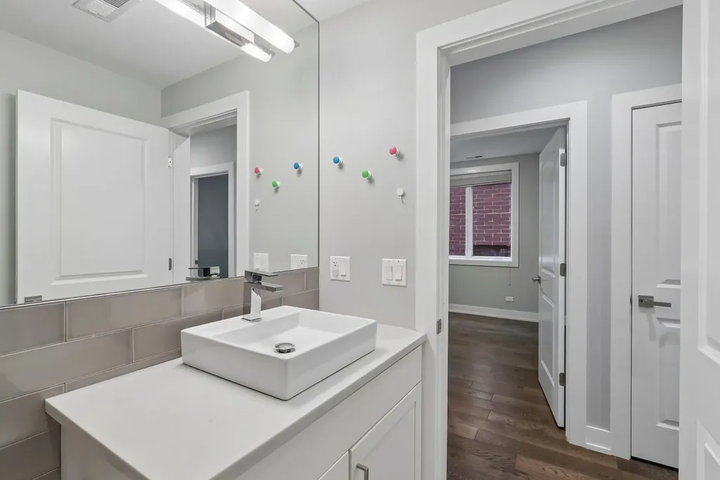 6157 North Kenmore Avenue Chicago IL 60660