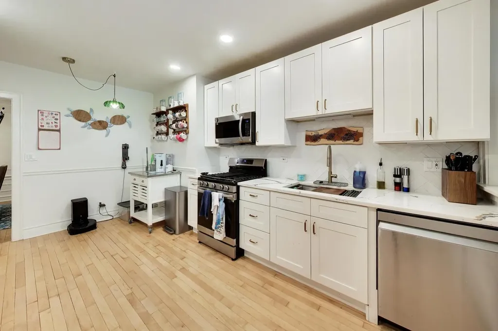 7442 North Hoyne Avenue Chicago IL 60645
