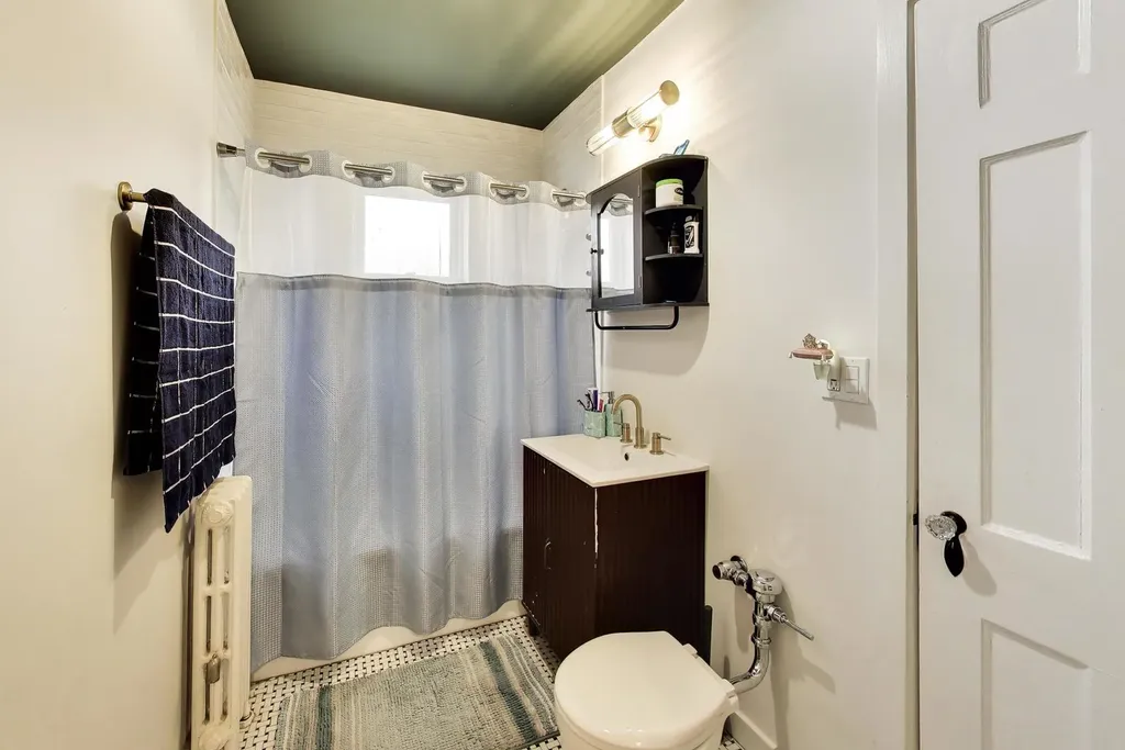 7442 North Hoyne Avenue Chicago IL 60645
