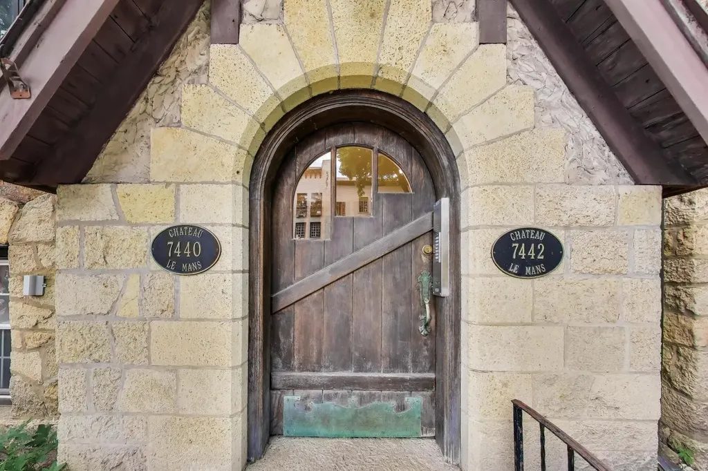 7442 North Hoyne Avenue Chicago IL 60645