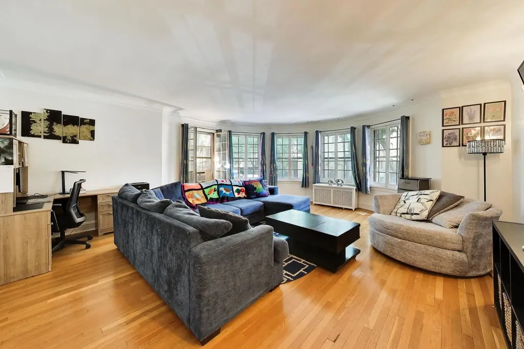 7442 North Hoyne Avenue Chicago IL 60645