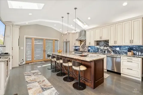 1052 Margret Street Des Plaines IL 60016