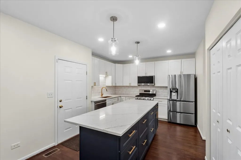 301 Lucille Lane Schaumburg IL 60193