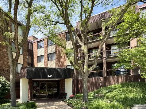 440 Raintree Court Glen Ellyn IL 60137