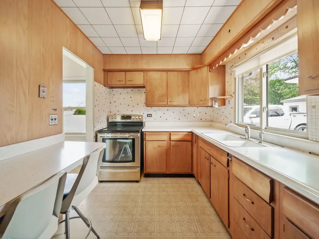4N365 9TH Avenue Addison IL 60101