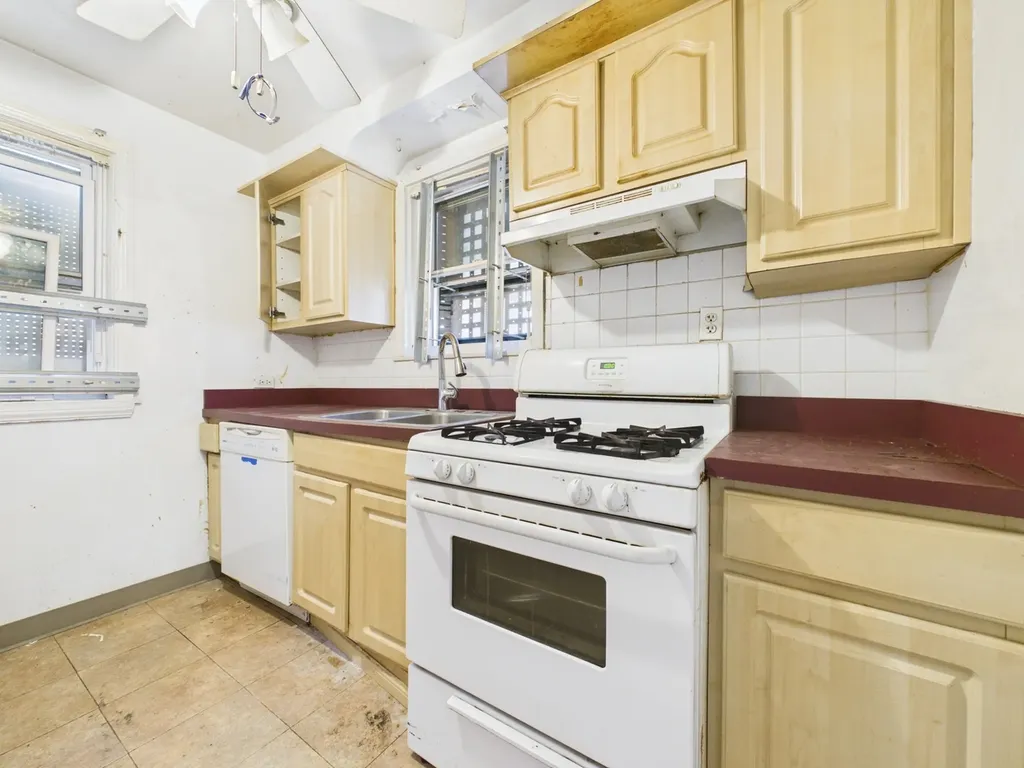 10009 South Emerald Avenue Chicago IL 60628