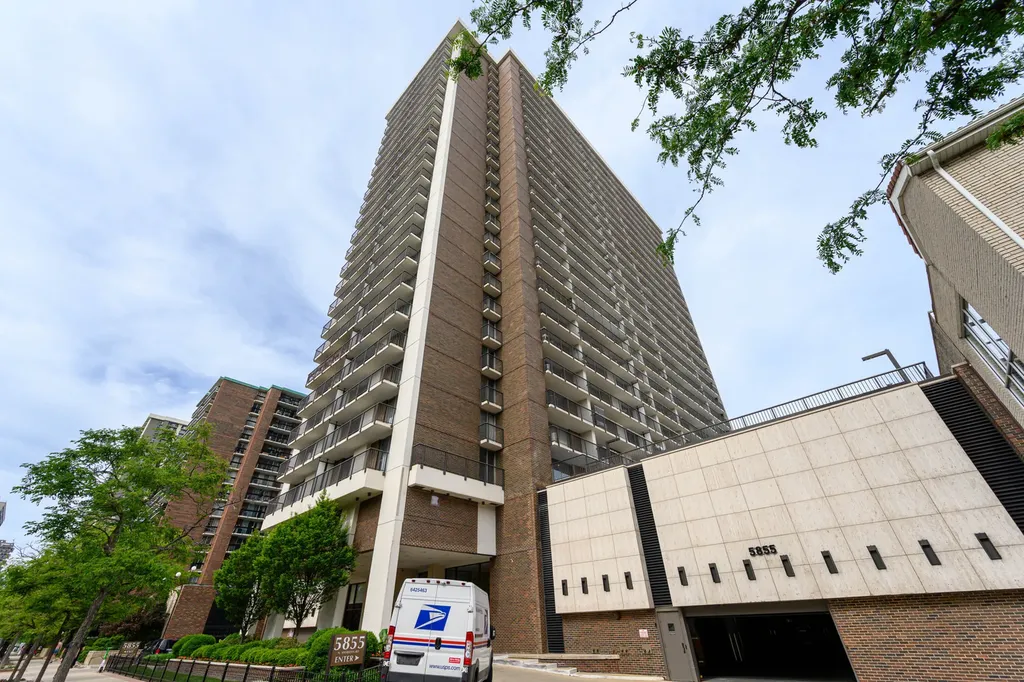 5855 North Sheridan Road Chicago IL 60660