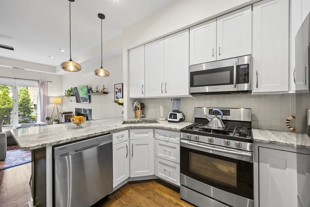 3053 North Clifton Avenue Chicago IL 60657