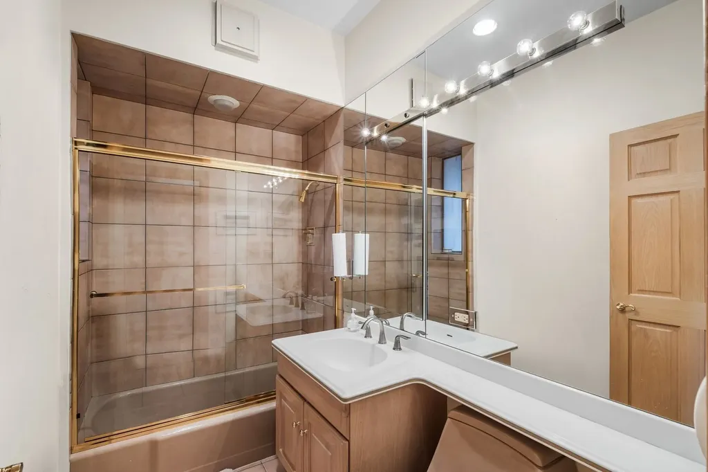 560 West Arlington Place Chicago IL 60614