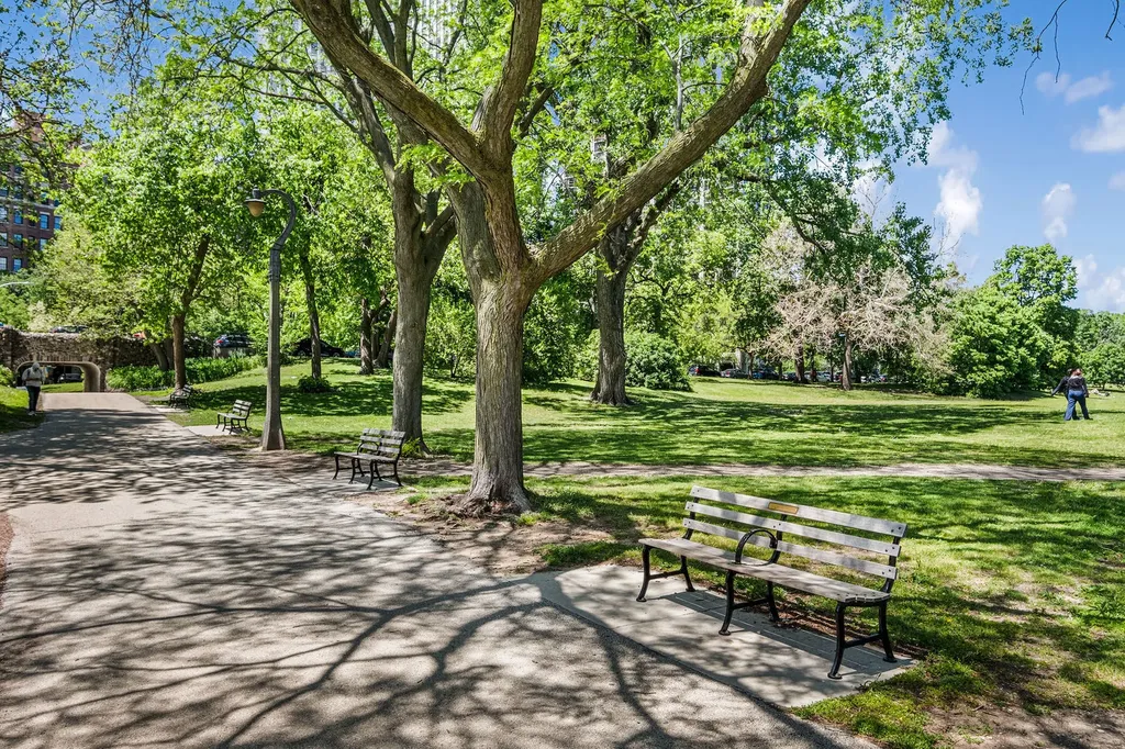 560 West Arlington Place Chicago IL 60614