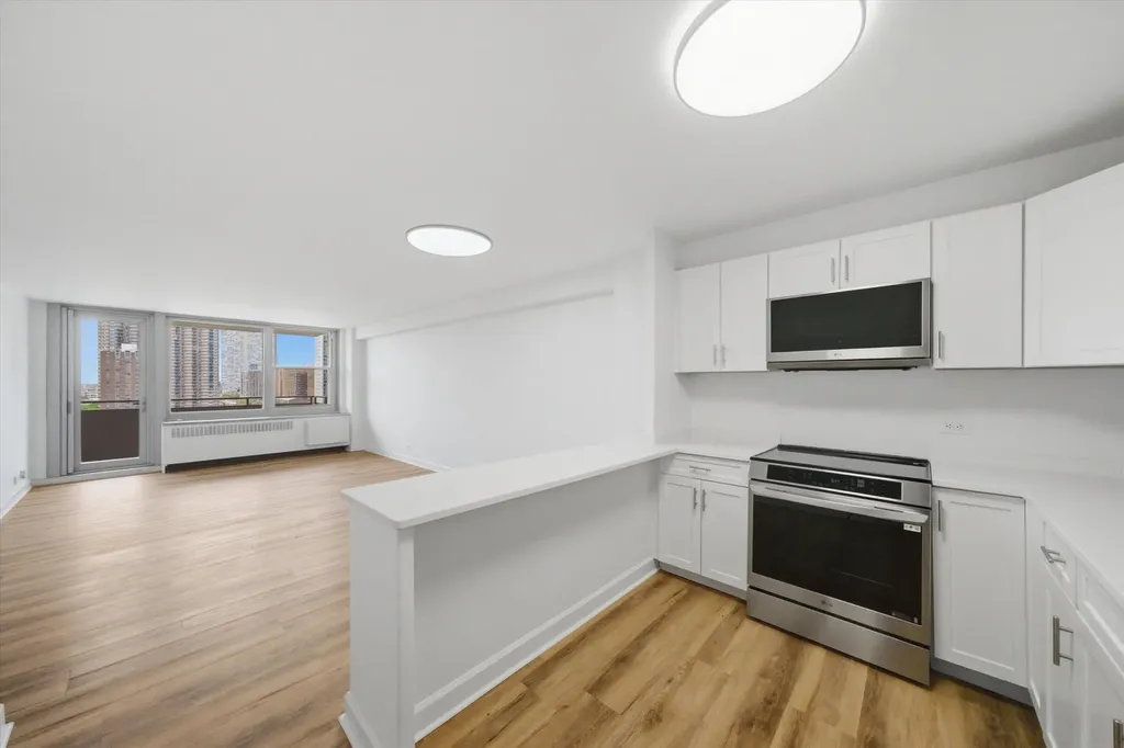 555 West Cornelia Avenue Chicago IL 60657