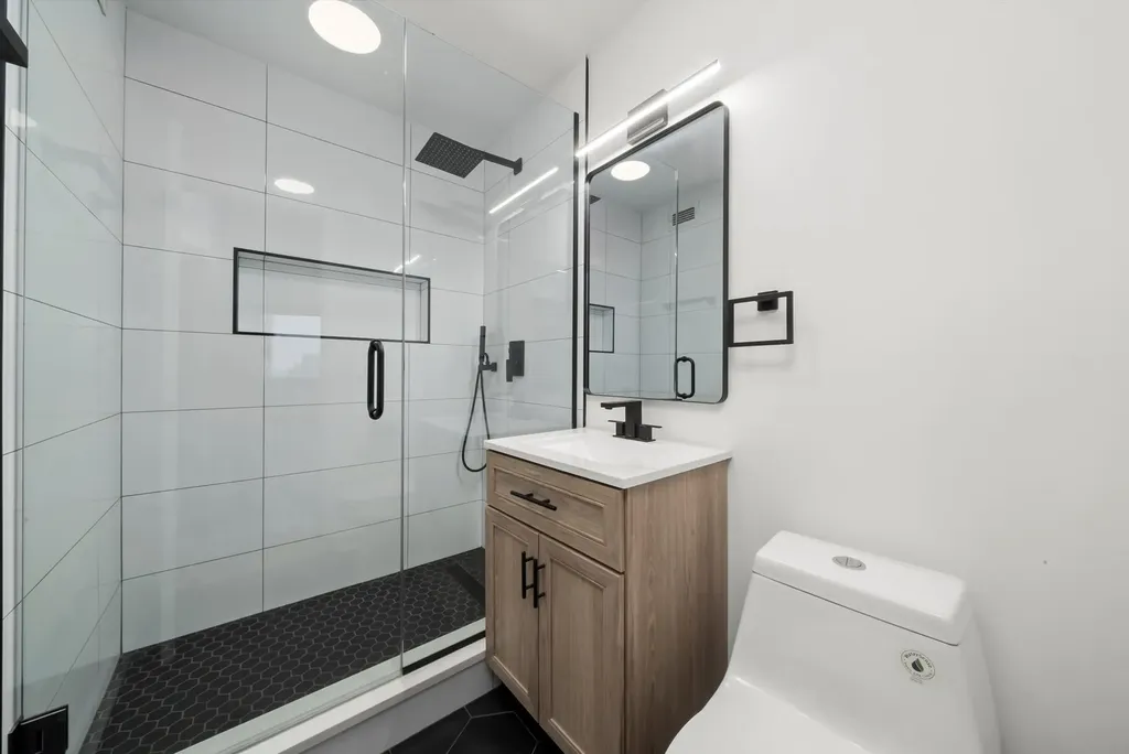555 West Cornelia Avenue Chicago IL 60657