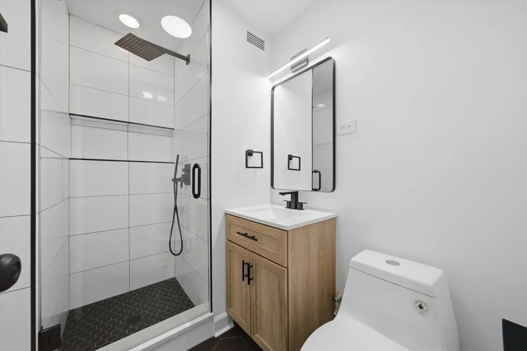 555 West Cornelia Avenue Chicago IL 60657