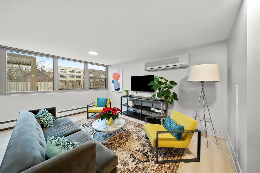 555 West Cornelia Avenue Chicago IL 60657