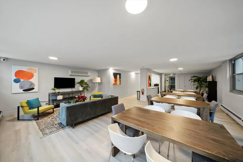 555 West Cornelia Avenue Chicago IL 60657