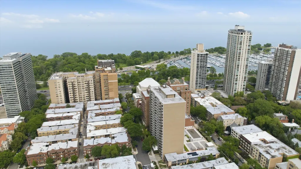 555 West Cornelia Avenue Chicago IL 60657