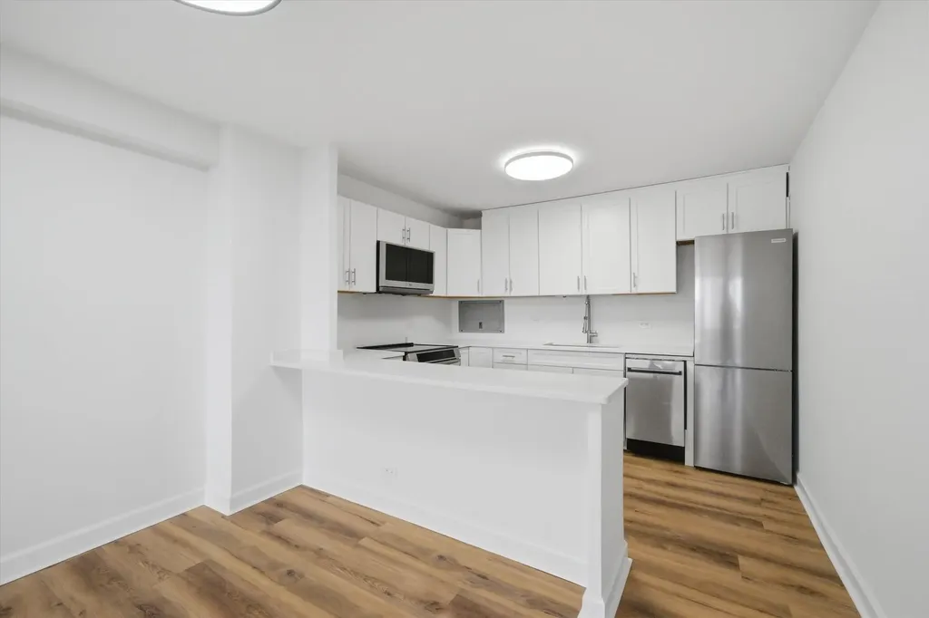 555 West Cornelia Avenue Chicago IL 60657