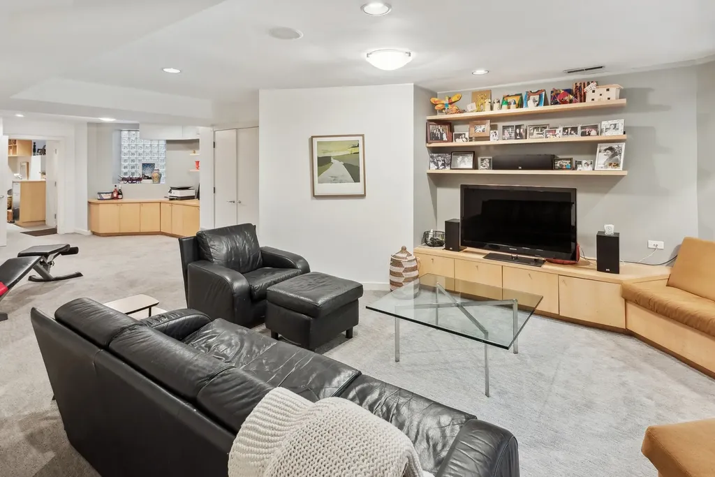 168 West Eugenie Street Chicago IL 60614