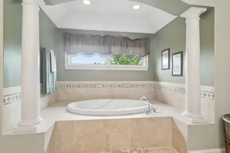 8 Rose Lane Hawthorn Woods IL 60047