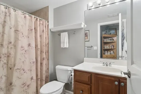 8 Rose Lane Hawthorn Woods IL 60047