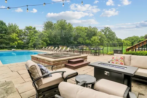 8 Rose Lane Hawthorn Woods IL 60047