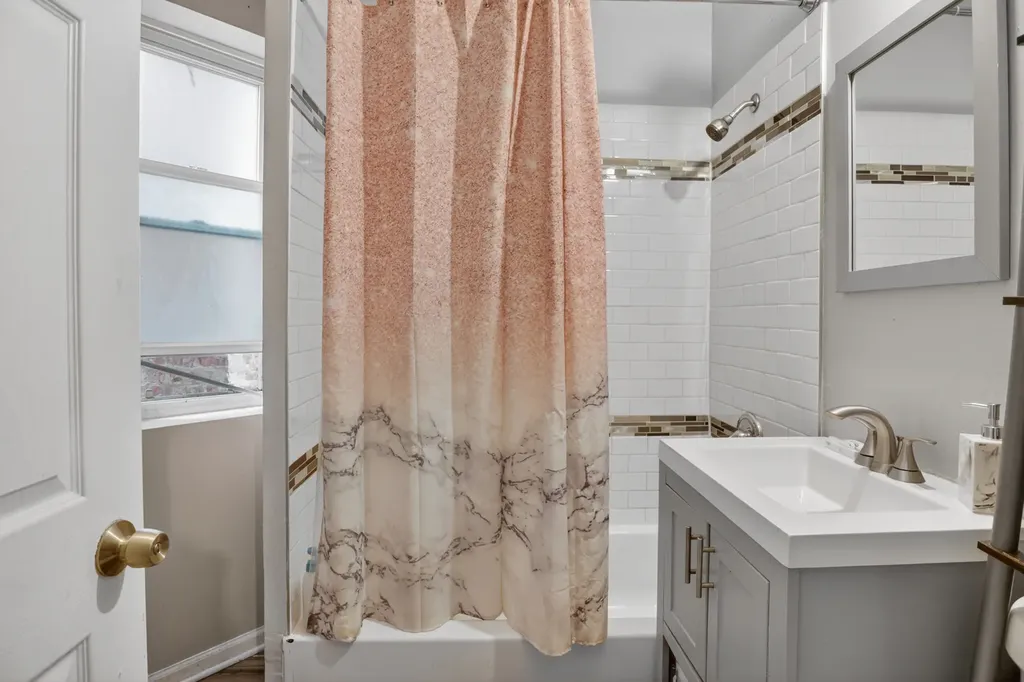 7224 South Saint Lawrence Avenue Chicago IL 60619