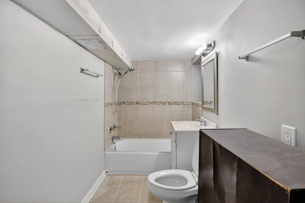 7224 South Saint Lawrence Avenue Chicago IL 60619