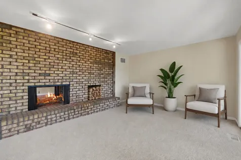 8929 Robin Hill Road Drive Woodstock IL 60098