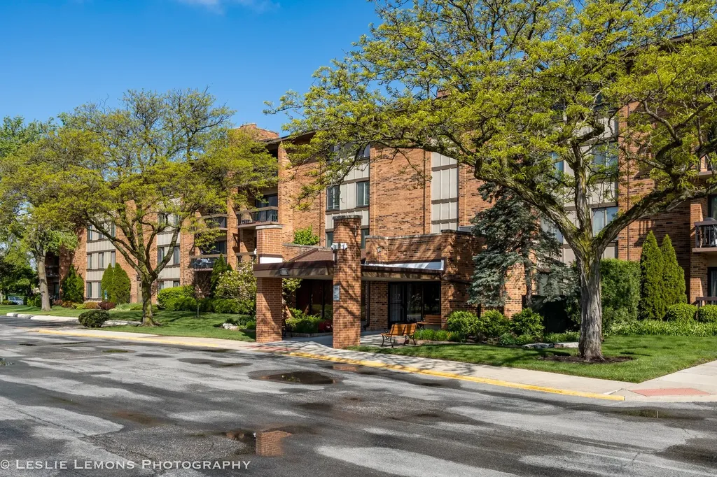 77 Lake Hinsdale Drive Willowbrook IL 60527