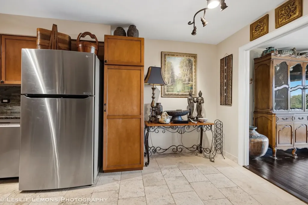 77 Lake Hinsdale Drive Willowbrook IL 60527