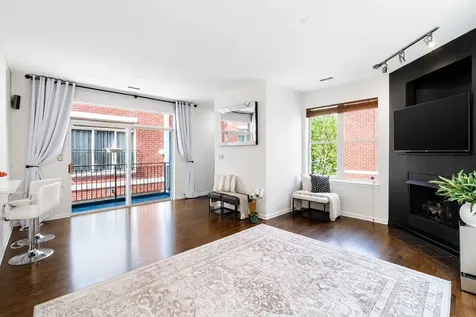 715 West Eastman Street Chicago IL 60610