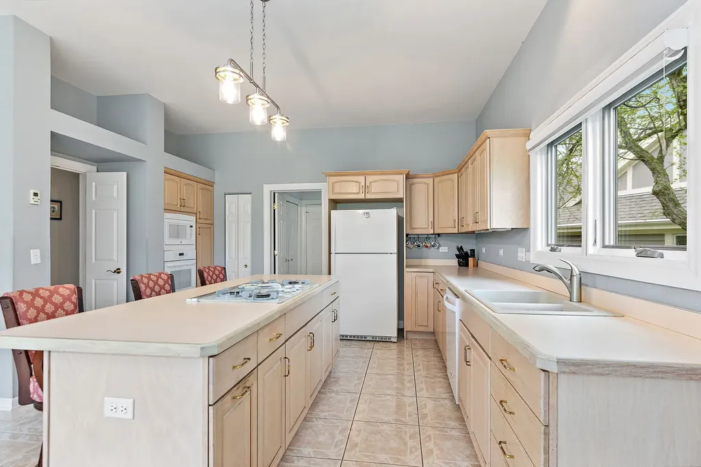 3 Sunvalley Court Lake In The Hills IL 60156