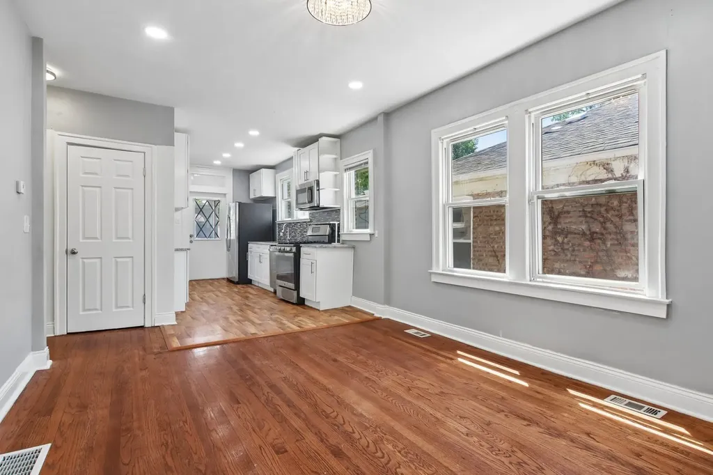 9913 South Parnell Avenue Chicago IL 60628