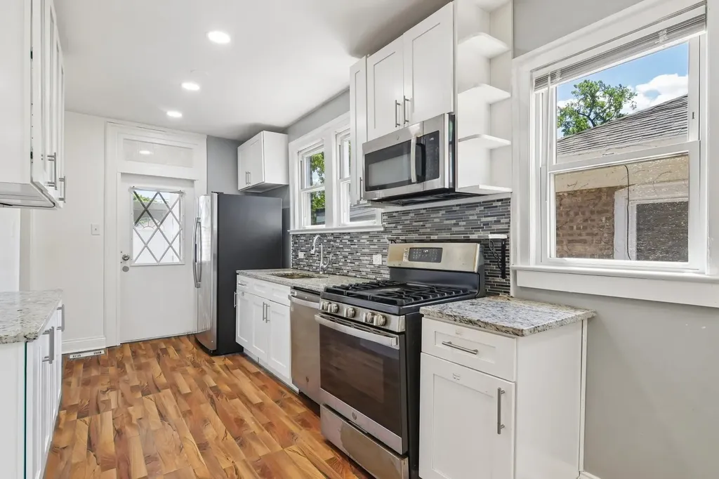 9913 South Parnell Avenue Chicago IL 60628
