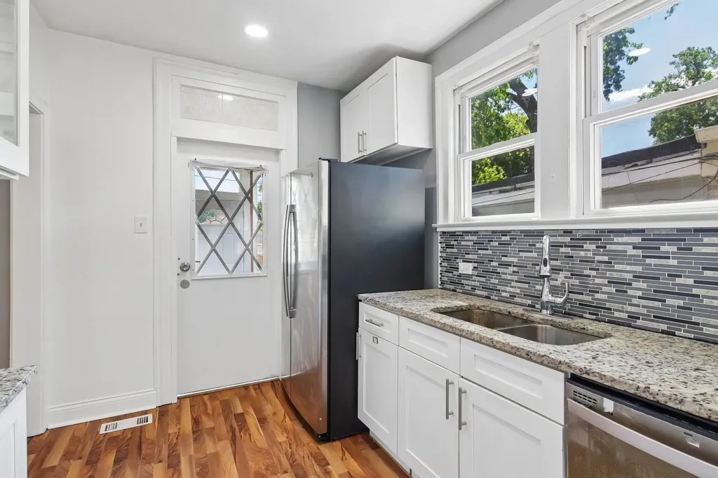 9913 South Parnell Avenue Chicago IL 60628