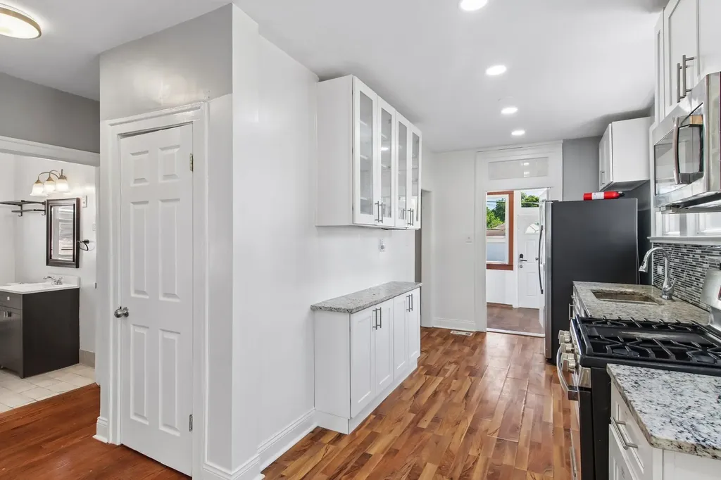 9913 South Parnell Avenue Chicago IL 60628