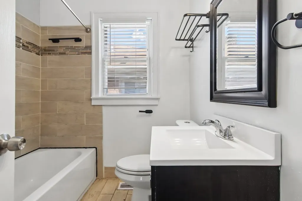 9913 South Parnell Avenue Chicago IL 60628