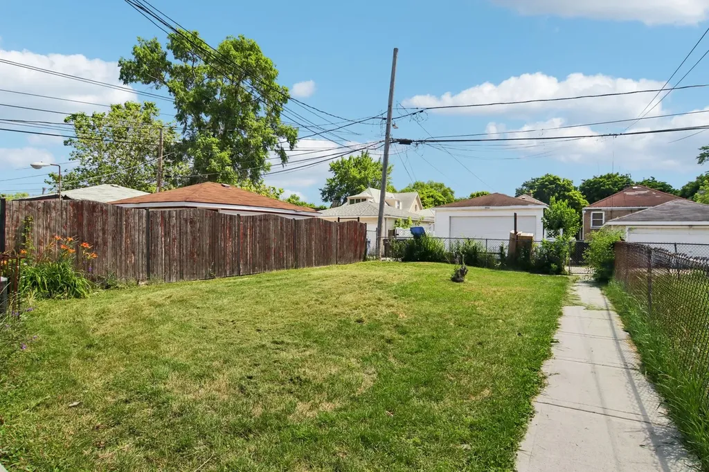 9913 South Parnell Avenue Chicago IL 60628