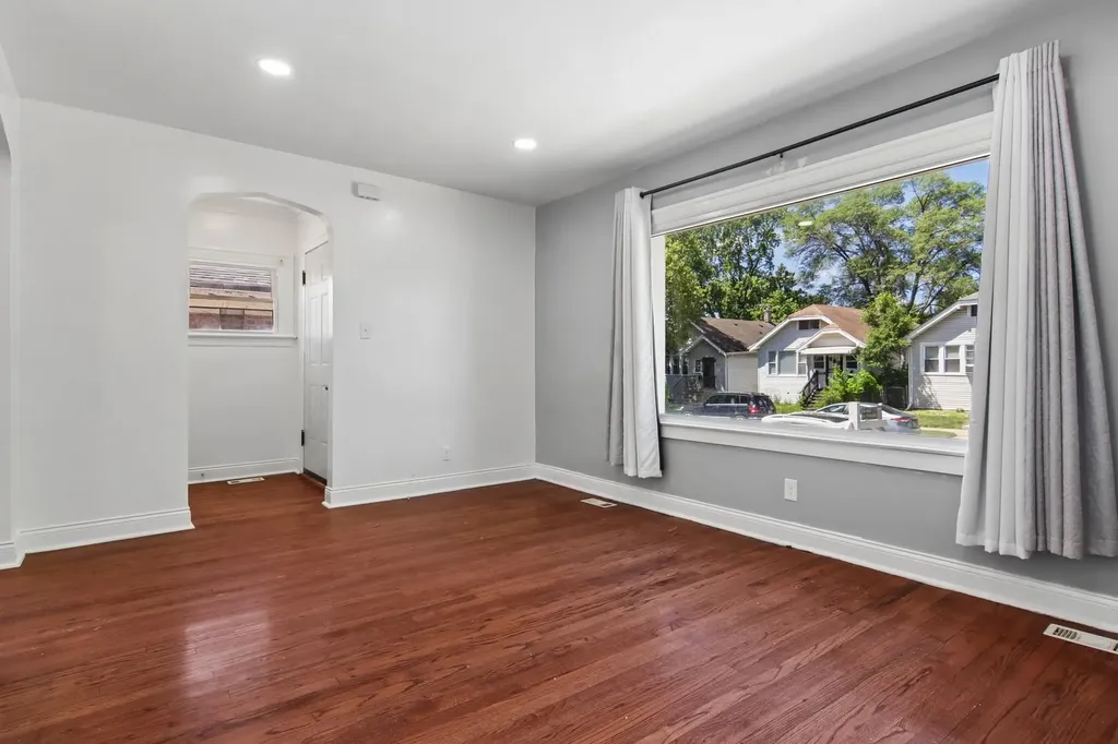 9913 South Parnell Avenue Chicago IL 60628