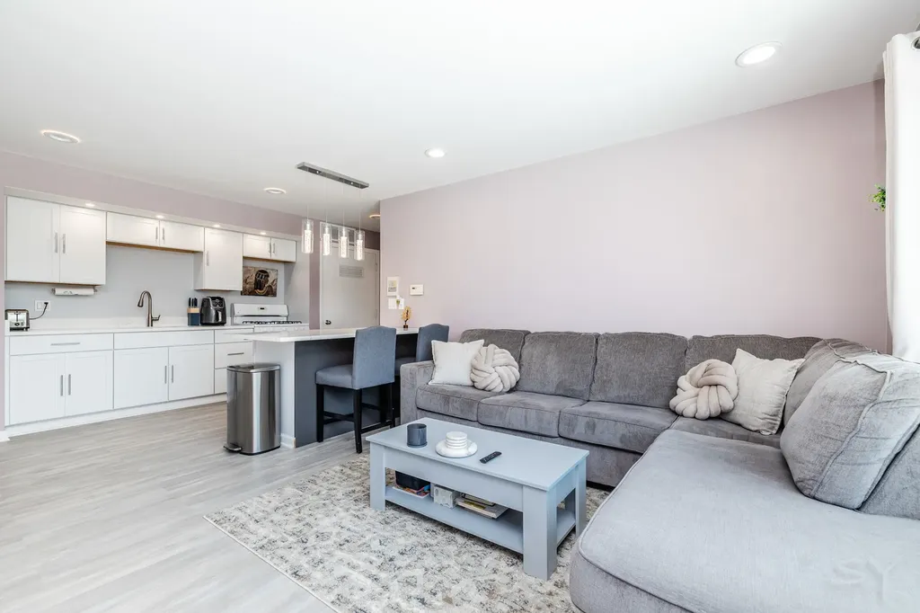 7148 West Addison Street Chicago IL 60634