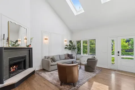 318 East Sunnyside Avenue Libertyville IL 60048