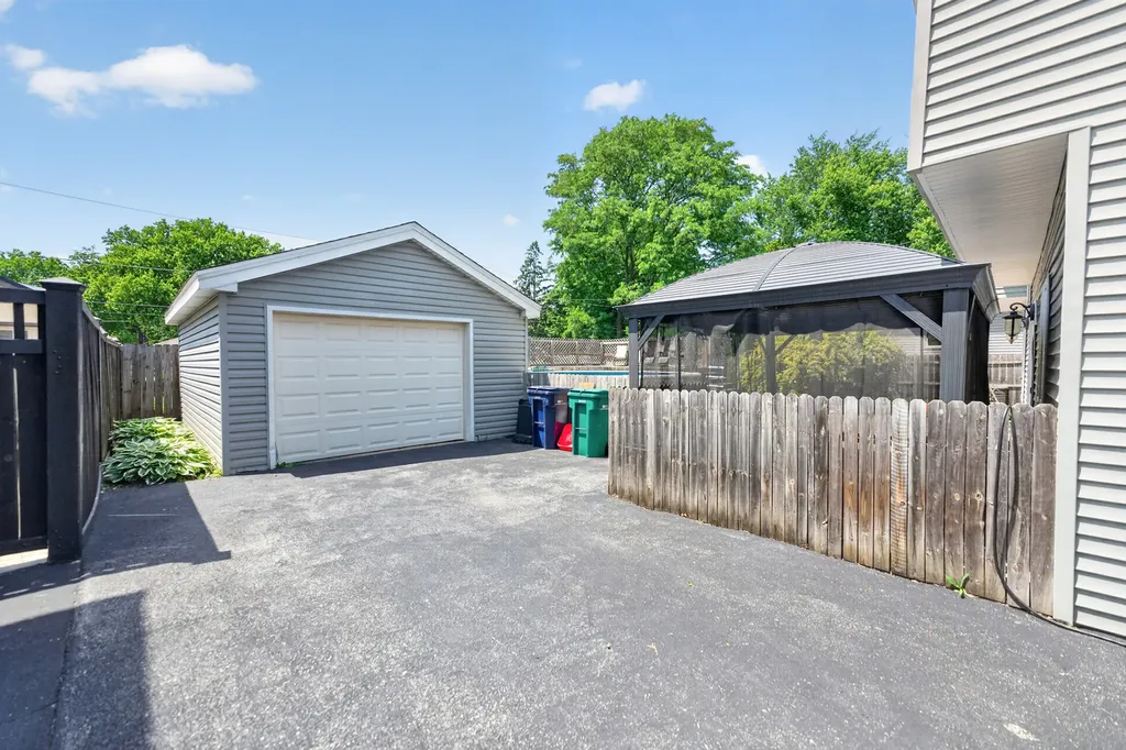 402 South Ahrens Avenue Lombard IL 60148