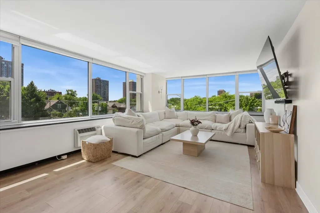 4250 North Marine Drive Chicago IL 60613