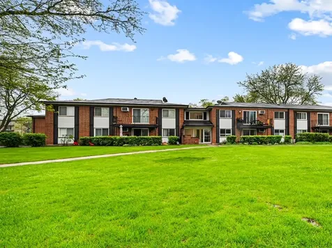 2431 East Brandenberry Court Arlington Heights IL 60004