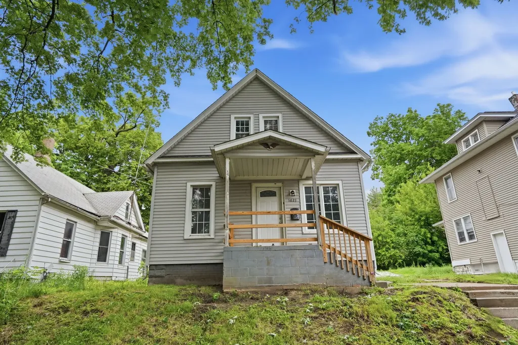 1621 14 1/2 Street Rock Island IL 61201