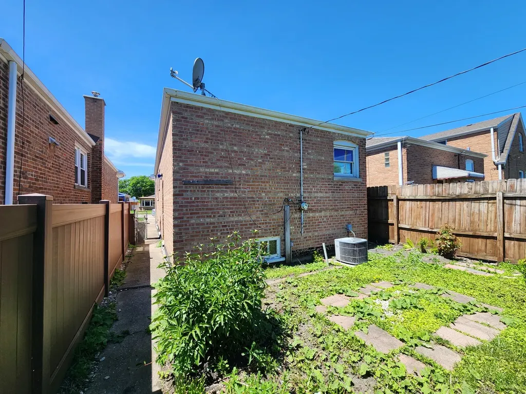 5711 South Mayfield Avenue Chicago IL 60638