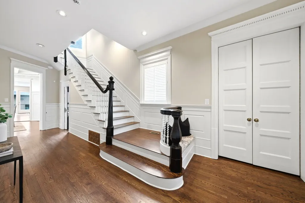1352 North La Salle Drive Chicago IL 60610