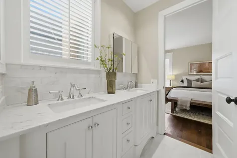 1352 North La Salle Drive Chicago IL 60610