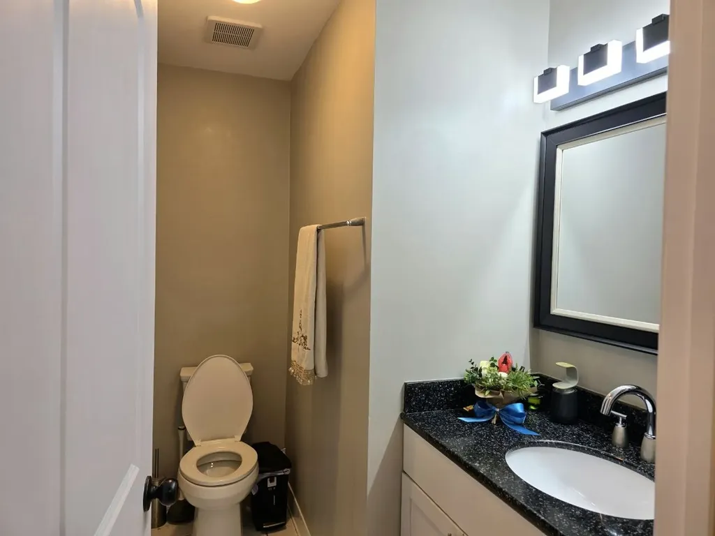 5139 North East River Road Chicago IL 60656